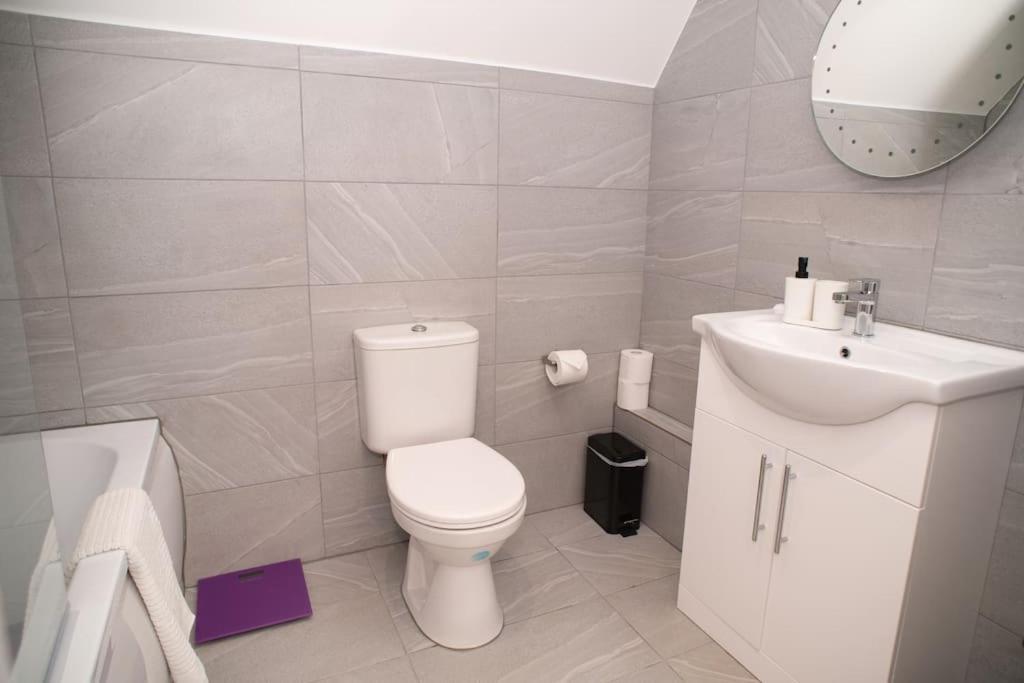 Orchid Lodge - Two Bed Generous Flat - Parking, Netflix, Wifi - Close To Blenheim Palace & Oxford - F4 Kidlington Esterno foto