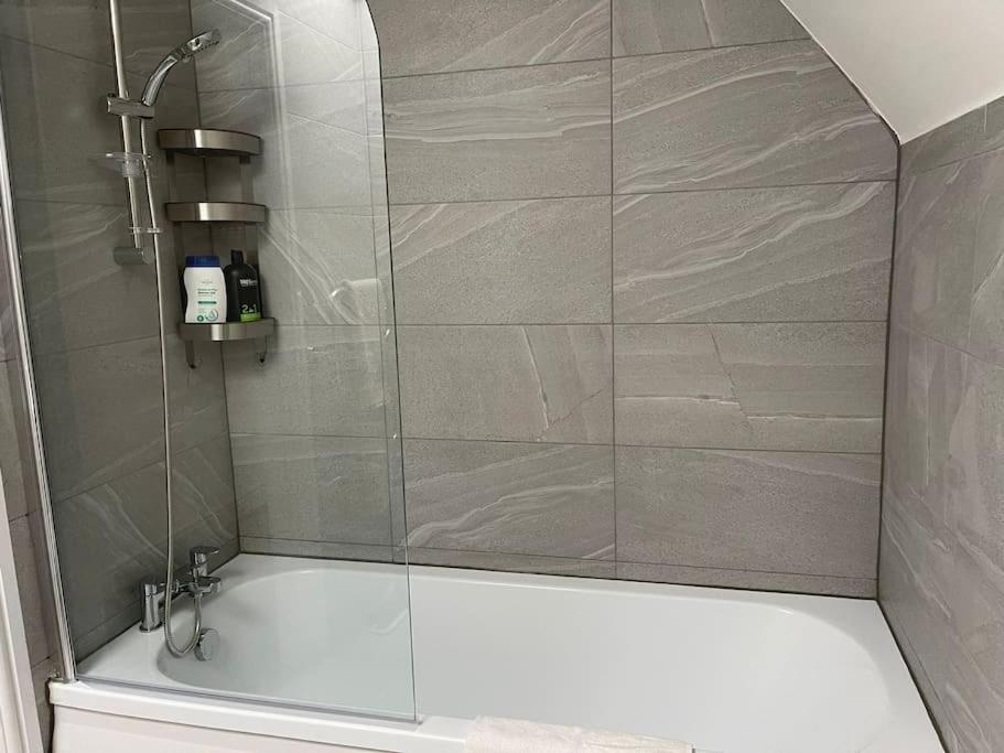 Orchid Lodge - Two Bed Generous Flat - Parking, Netflix, Wifi - Close To Blenheim Palace & Oxford - F4 Kidlington Esterno foto
