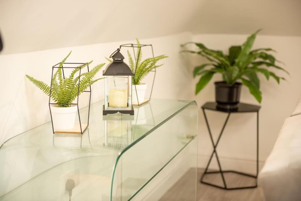 Orchid Lodge - Two Bed Generous Flat - Parking, Netflix, Wifi - Close To Blenheim Palace & Oxford - F4 Kidlington Esterno foto