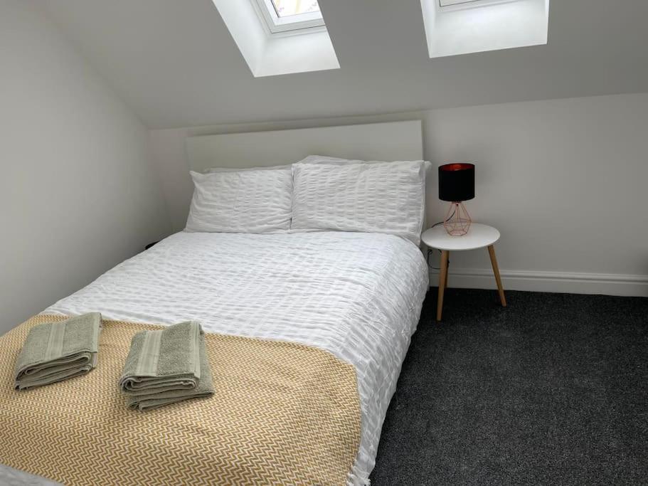 Orchid Lodge - Two Bed Generous Flat - Parking, Netflix, Wifi - Close To Blenheim Palace & Oxford - F4 Kidlington Esterno foto