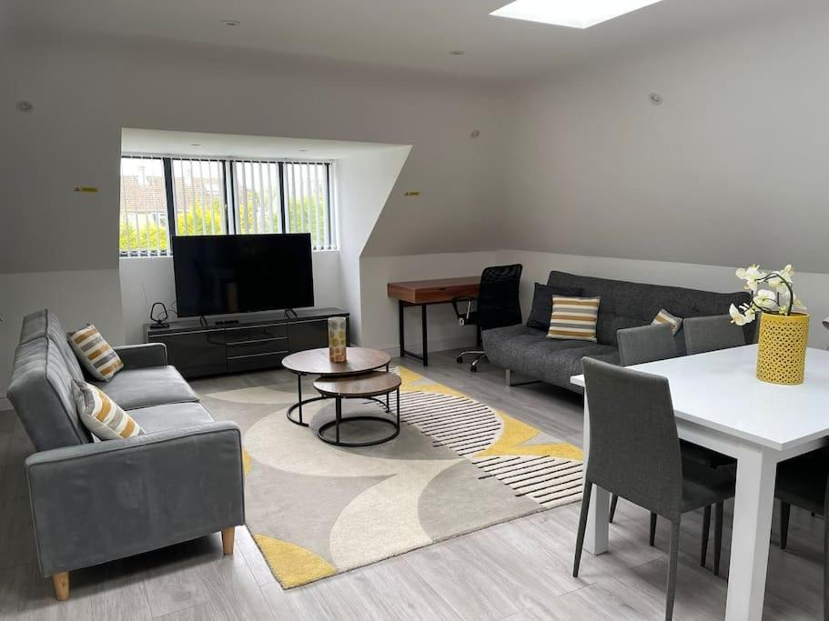 Orchid Lodge - Two Bed Generous Flat - Parking, Netflix, Wifi - Close To Blenheim Palace & Oxford - F4 Kidlington Esterno foto
