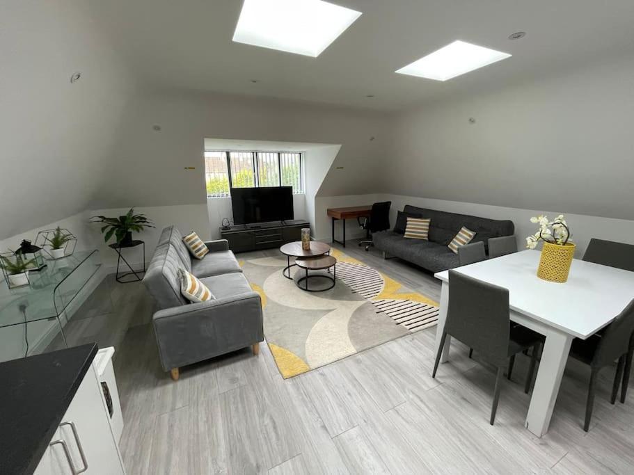 Orchid Lodge - Two Bed Generous Flat - Parking, Netflix, Wifi - Close To Blenheim Palace & Oxford - F4 Kidlington Esterno foto
