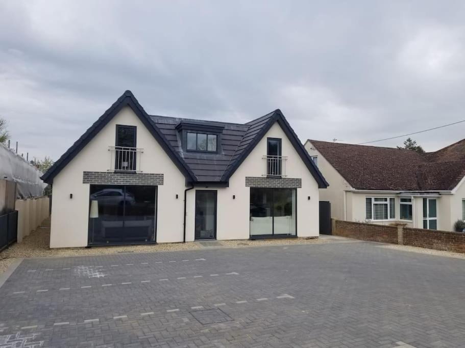 Orchid Lodge - Two Bed Generous Flat - Parking, Netflix, Wifi - Close To Blenheim Palace & Oxford - F4 Kidlington Esterno foto