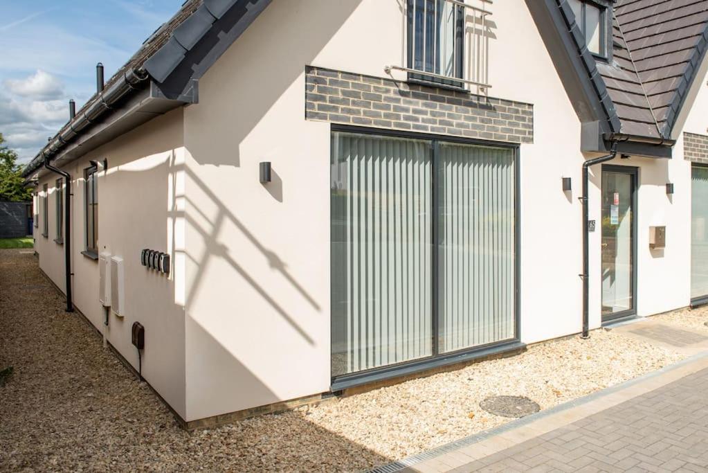 Orchid Lodge - Two Bed Generous Flat - Parking, Netflix, Wifi - Close To Blenheim Palace & Oxford - F4 Kidlington Esterno foto