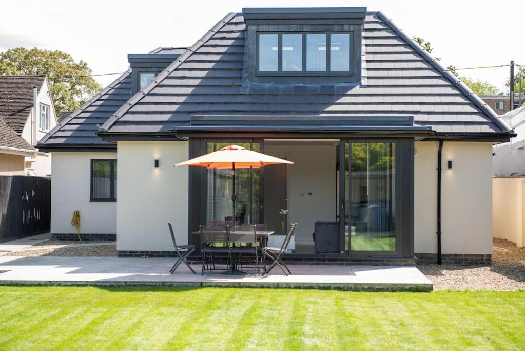 Orchid Lodge - Two Bed Generous Flat - Parking, Netflix, Wifi - Close To Blenheim Palace & Oxford - F4 Kidlington Esterno foto