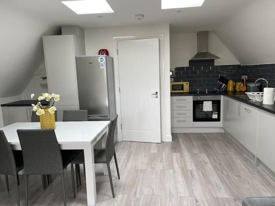 Orchid Lodge - Two Bed Generous Flat - Parking, Netflix, Wifi - Close To Blenheim Palace & Oxford - F4 Kidlington Esterno foto