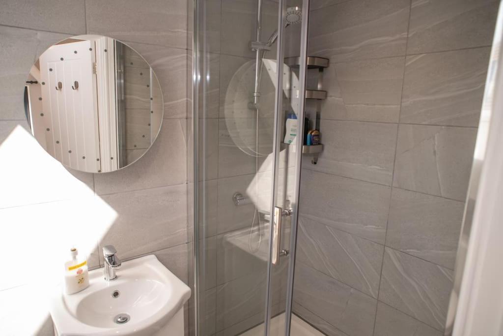 Orchid Lodge - Two Bed Generous Flat - Parking, Netflix, Wifi - Close To Blenheim Palace & Oxford - F4 Kidlington Esterno foto