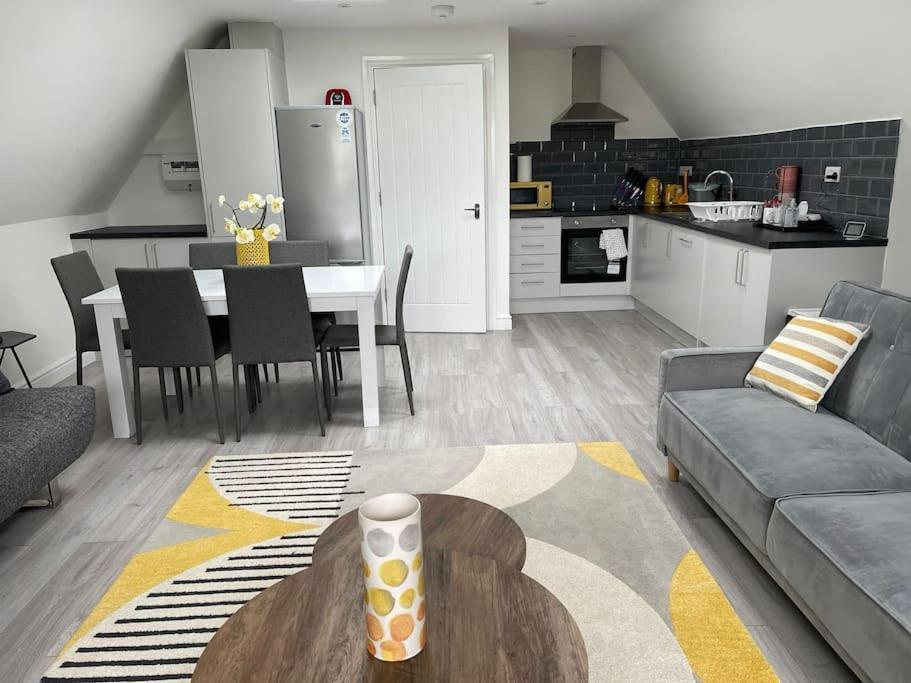 Orchid Lodge - Two Bed Generous Flat - Parking, Netflix, Wifi - Close To Blenheim Palace & Oxford - F4 Kidlington Esterno foto