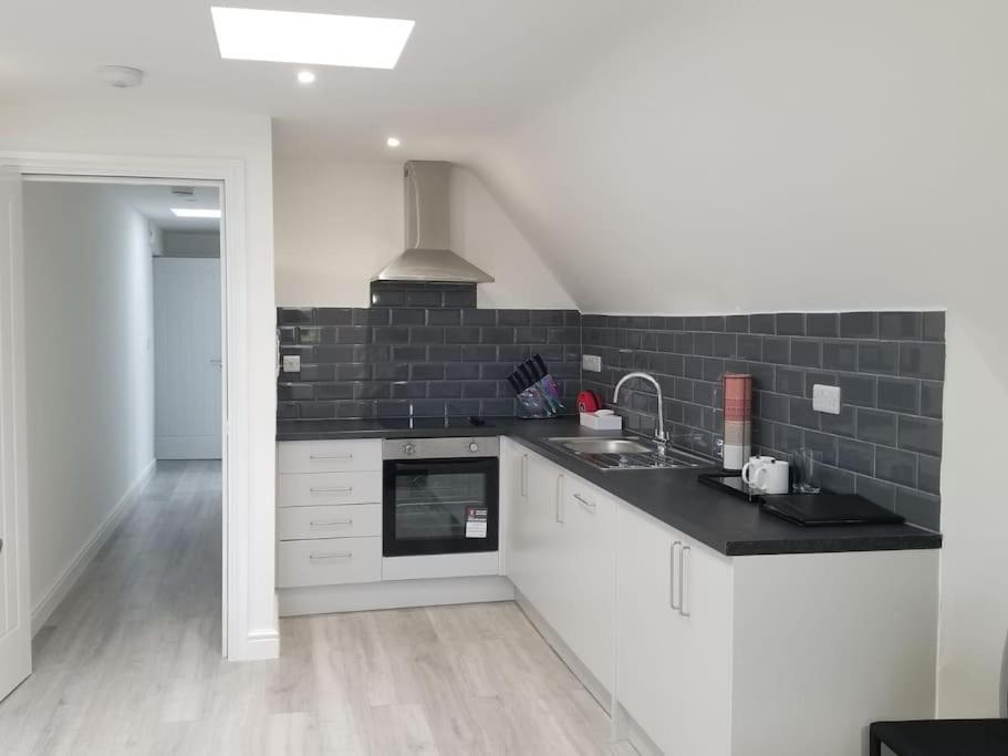 Orchid Lodge - Two Bed Generous Flat - Parking, Netflix, Wifi - Close To Blenheim Palace & Oxford - F4 Kidlington Esterno foto