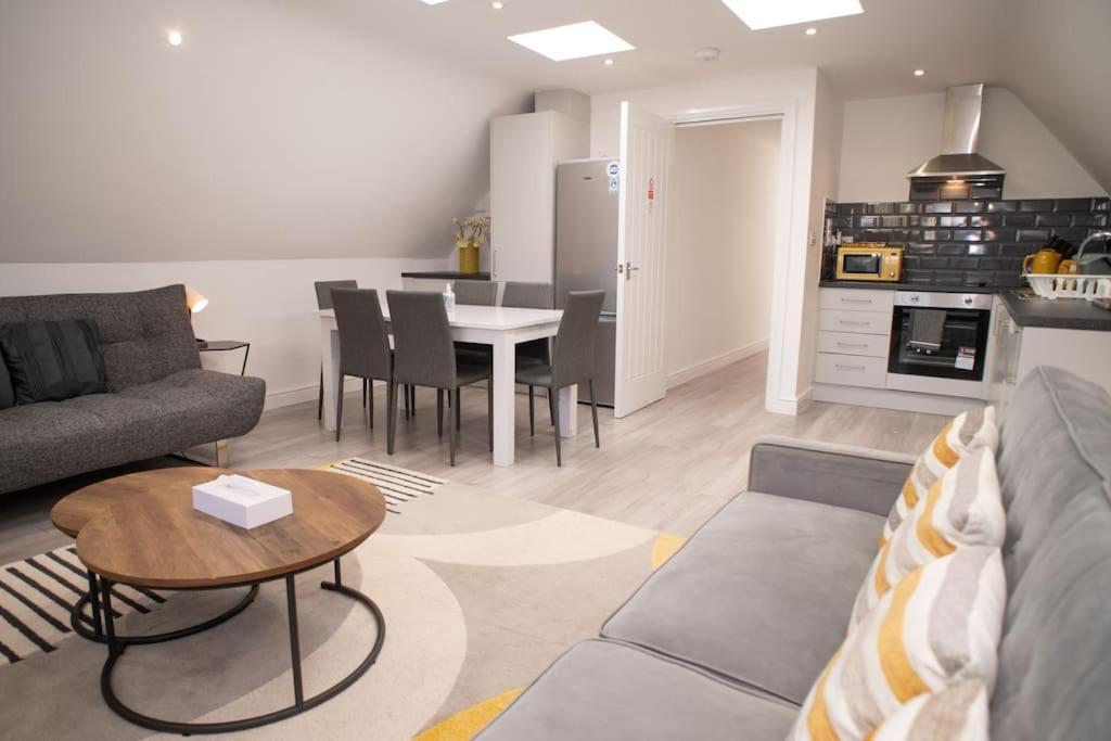 Orchid Lodge - Two Bed Generous Flat - Parking, Netflix, Wifi - Close To Blenheim Palace & Oxford - F4 Kidlington Esterno foto