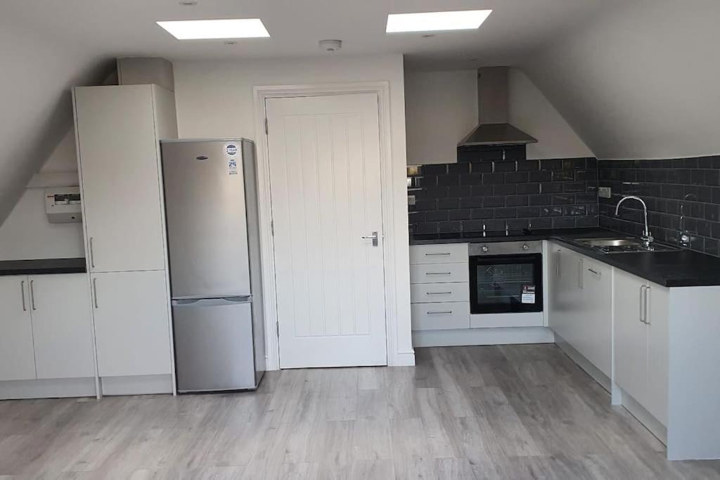 Orchid Lodge - Two Bed Generous Flat - Parking, Netflix, Wifi - Close To Blenheim Palace & Oxford - F4 Kidlington Esterno foto