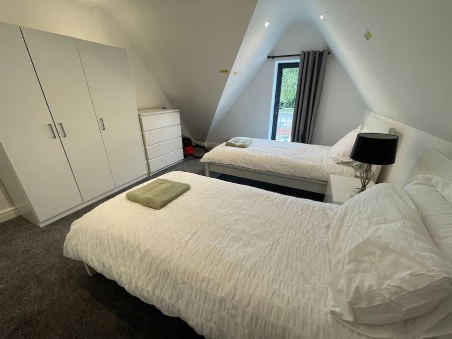 Orchid Lodge - Two Bed Generous Flat - Parking, Netflix, Wifi - Close To Blenheim Palace & Oxford - F4 Kidlington Esterno foto