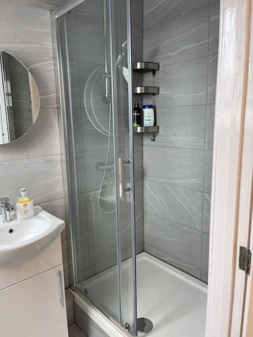 Orchid Lodge - Two Bed Generous Flat - Parking, Netflix, Wifi - Close To Blenheim Palace & Oxford - F4 Kidlington Esterno foto