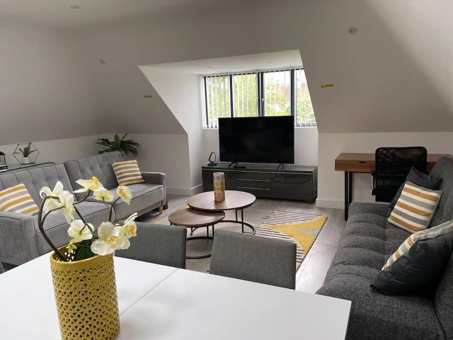 Orchid Lodge - Two Bed Generous Flat - Parking, Netflix, Wifi - Close To Blenheim Palace & Oxford - F4 Kidlington Esterno foto