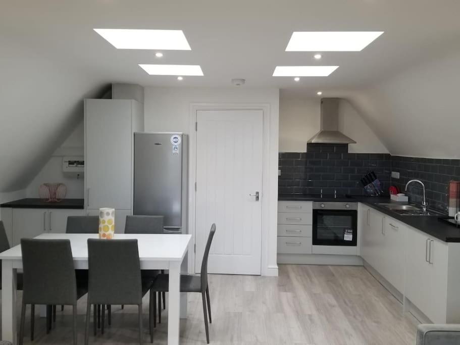 Orchid Lodge - Two Bed Generous Flat - Parking, Netflix, Wifi - Close To Blenheim Palace & Oxford - F4 Kidlington Esterno foto