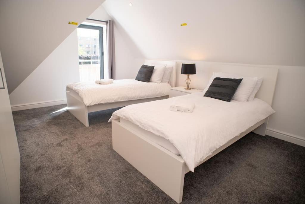 Orchid Lodge - Two Bed Generous Flat - Parking, Netflix, Wifi - Close To Blenheim Palace & Oxford - F4 Kidlington Esterno foto