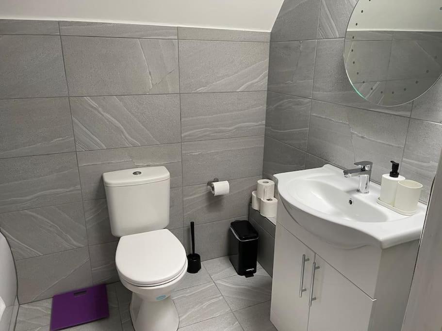 Orchid Lodge - Two Bed Generous Flat - Parking, Netflix, Wifi - Close To Blenheim Palace & Oxford - F4 Kidlington Esterno foto
