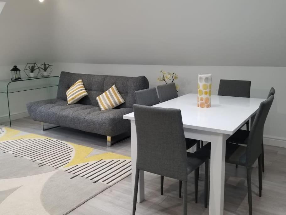 Orchid Lodge - Two Bed Generous Flat - Parking, Netflix, Wifi - Close To Blenheim Palace & Oxford - F4 Kidlington Esterno foto